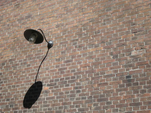 Lámpara con sombra en la pared de ladrillo — Foto de Stock