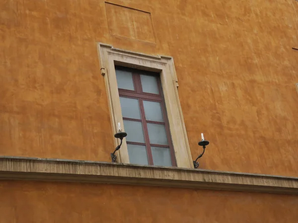 Mur ocre avec fenêtre a et bougies — Photo