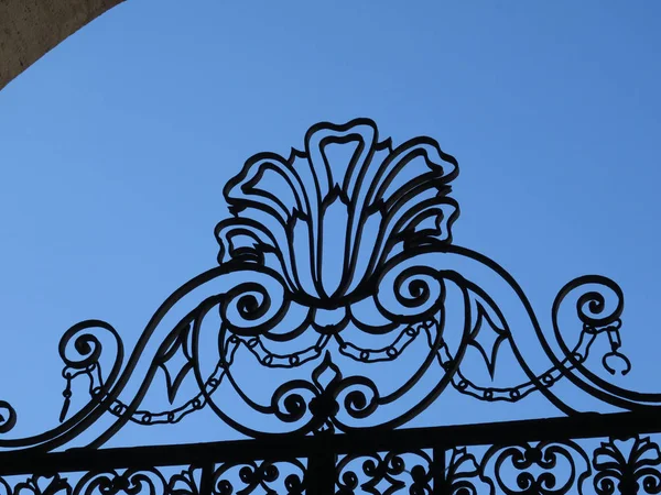 圣皮埃特罗教堂的铁门在文科利 — 图库照片