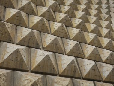 geometrik piramide taş duvar