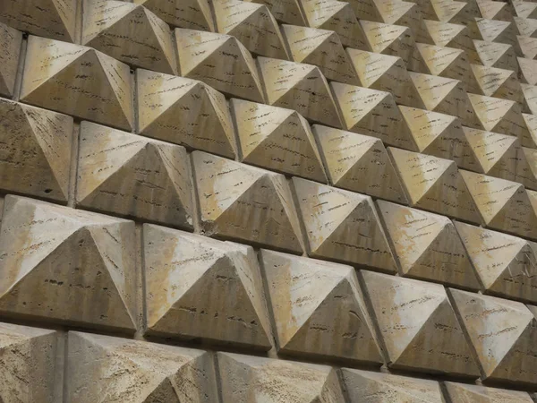 Geometryczne piramide mur — Zdjęcie stockowe