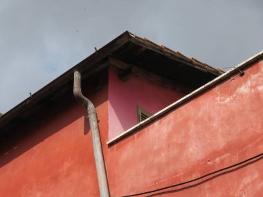 pembe kırmızı ev su ile köşede