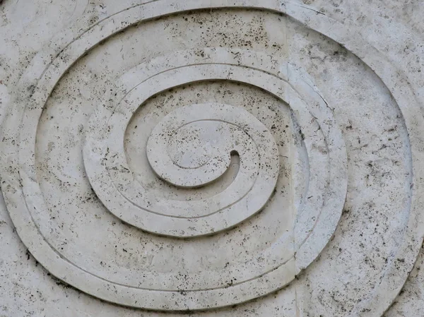 Спираль на стене возле фонтана в Трастевере — стоковое фото