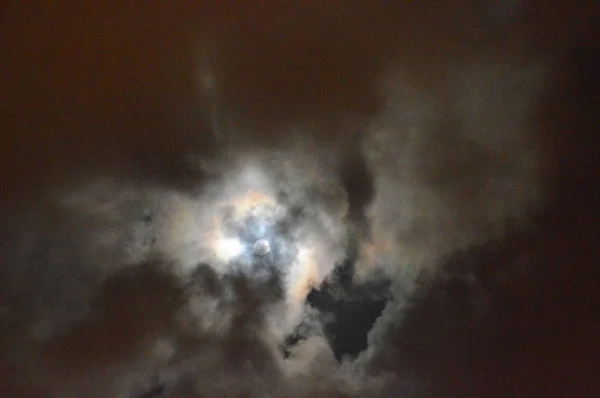 Lua cheia com nuvens — Fotografia de Stock