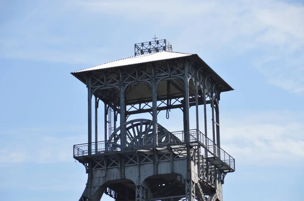푸른 하늘에 대 한 백색 십자가 가진 시계 타워 — 스톡 사진