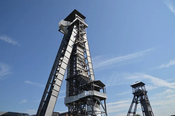 Dos torres de vigilancia contra un cielo azul —  Fotos de Stock