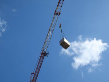 paket üzerinde bir vinç asılı