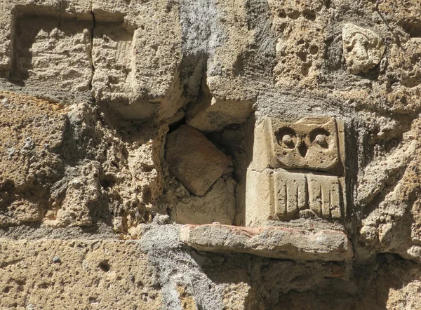 Каменная сова в старой стене в Питильяно Италия — стоковое фото