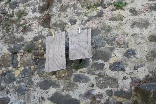 Deux vadrouilles grises suspendues sur une ligne pour sécher avec deux pinces à linge — Photo