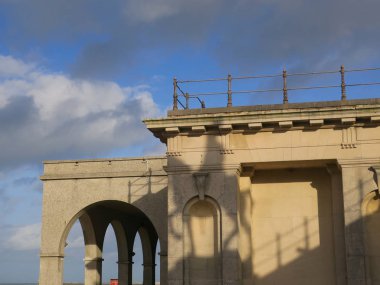 Bir binanın duvarında at üstündeki bir adamın gölgesi.