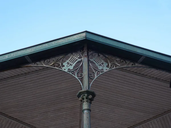 Részlet a tető egy zenei kápolna két vas líra — Stock Fotó