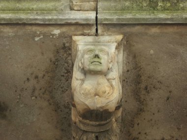 Ostuni sokaklarında eski bir balkonun altında bir payanda.