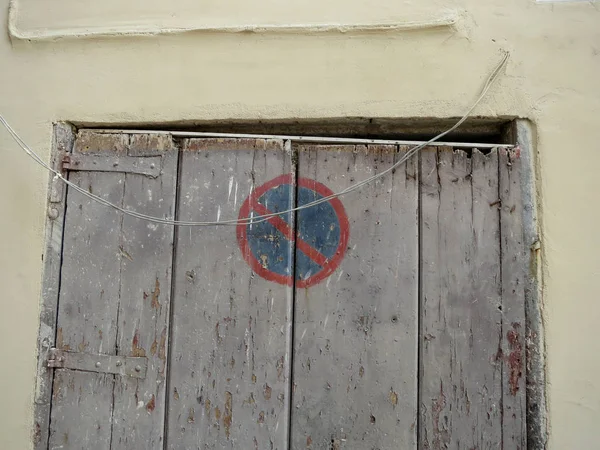 Знак Стоянка Запрещена Деревянной Двери Желтой Покрашенной Стене — стоковое фото