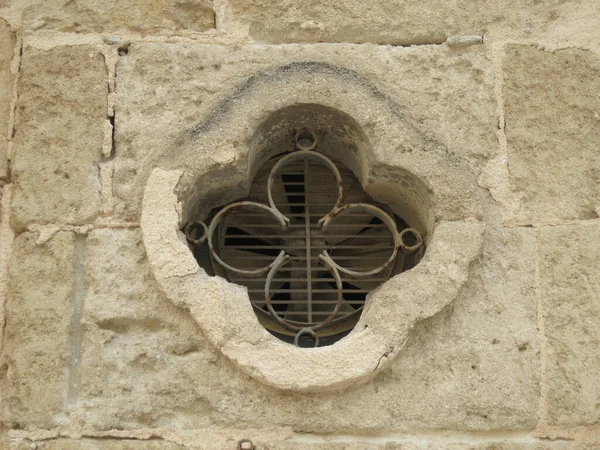 Een Kruidnagelvormig Ventilatiegat Een Zandstenen Wand — Stockfoto