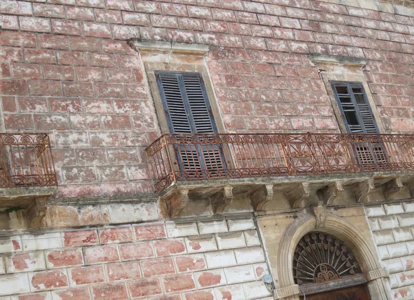 Balcon Fer Rouillé Contre Vieux Mur Peint Rouge — Photo