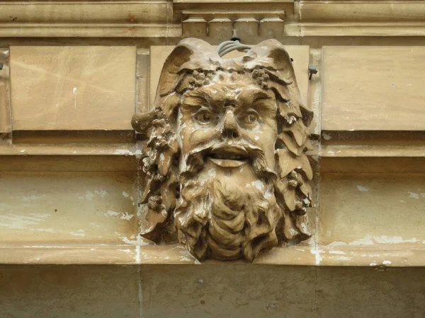 オストゥーニの家の正面にある男の頭の彫刻 — ストック写真