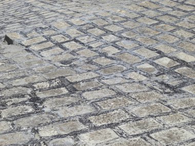 Kare şeklinde tuğlalardan oluşan boş bir caddenin deseni 