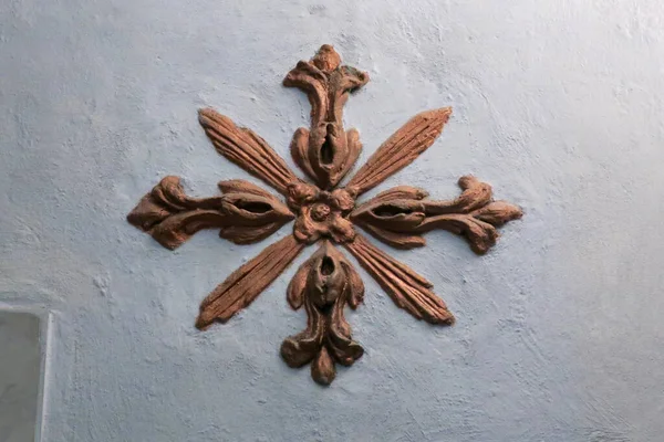 Une Décoration Couleur Bronze Motif Fleurs Sur Mur Bleu Clair — Photo