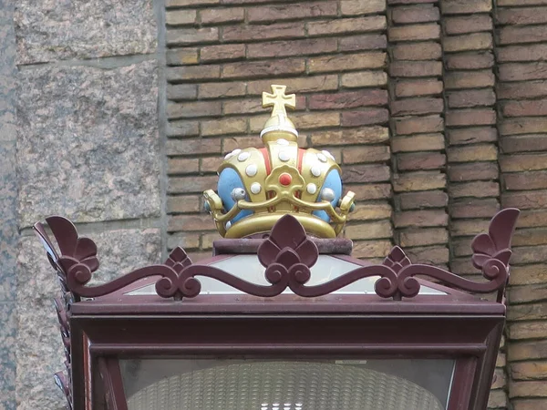 アムステルダムの提灯の上に王冠を — ストック写真