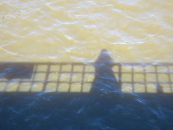 Ein Schatten Auf Dem Wasser Porträt Von Einer Brücke — Stockfoto