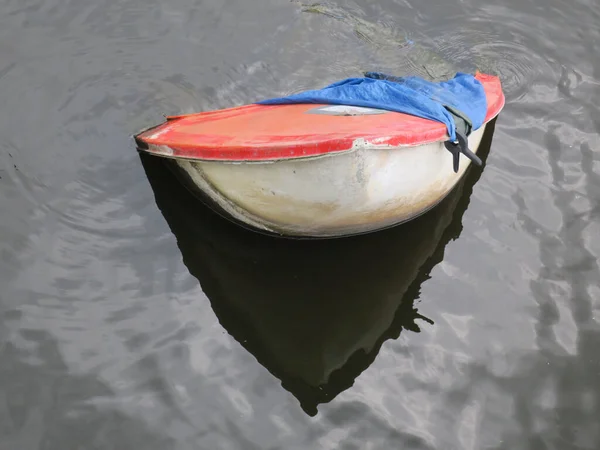 Ein Sinkendes Boot Mit Seiner Spiegelung Auf Dem Wasser Einem — Stockfoto