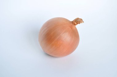 Beyaz bir arka plan üzerinde olgunlaşmış taze soğan