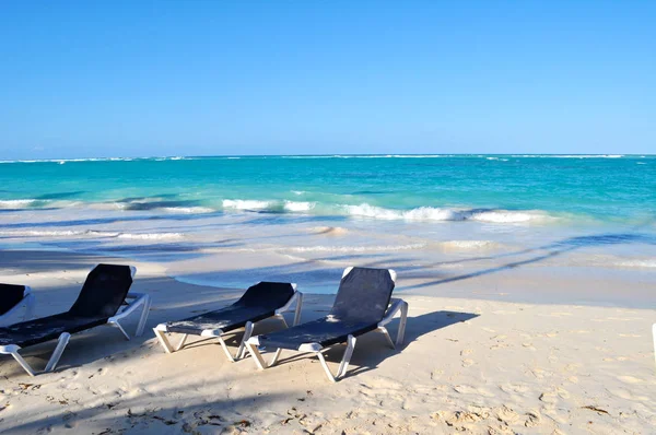 Chaise Longue Sullo Sfondo Del Mar Dei Caraibi Cielo Blu — Foto Stock