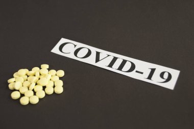 COVID-19 ilaçları - siyah arka planda haplar