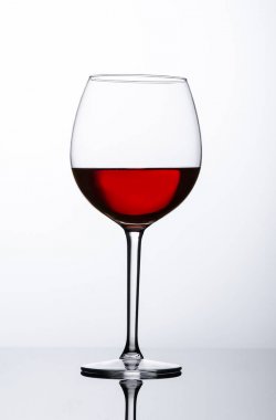 Şarap cam yansıması ile beyaz zemin üzerine kırmızı şarap ile