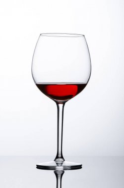 Şarap cam yansıması ile beyaz zemin üzerine kırmızı şarap ile