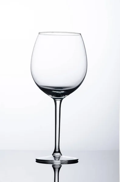 Vaso Vino Vacío Sobre Fondo Blanco Con Reflejo — Foto de Stock