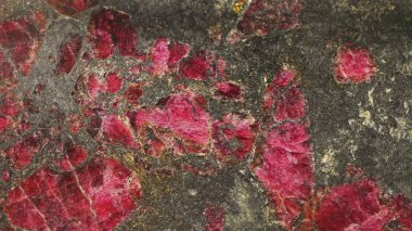 Kırmızı taşlar taş!