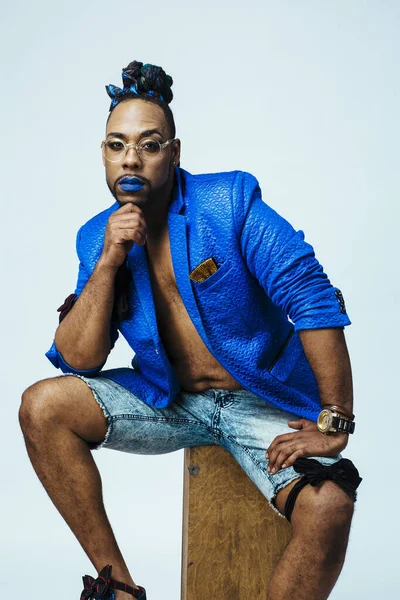 Retrato de estudio de un hombre con traje azul y labios azules. Meditativo — Foto de Stock