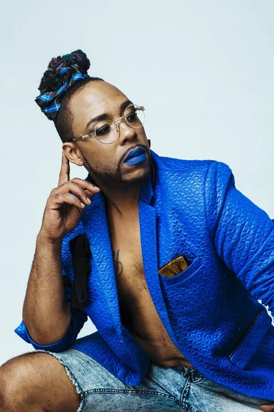 Retrato de estúdio de um homem com roupa azul e lábios azuis. Meditativo — Fotografia de Stock