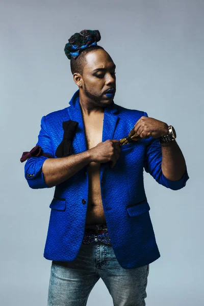 Retrato de estudio de un hombre con traje azul y labios azules. Meditativo — Foto de Stock