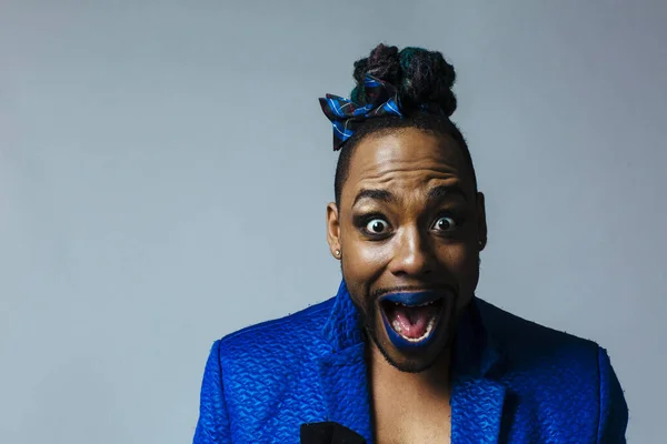 Retrato de estudio de un hombre con traje azul y labios azules. Meditativo — Foto de Stock