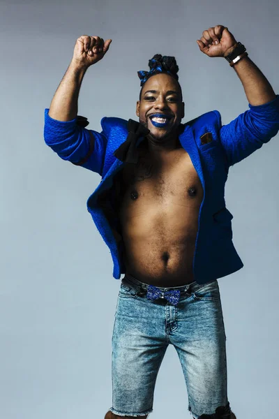 Retrato de estúdio de um homem com roupa azul e lábios azuis. Meditativo — Fotografia de Stock