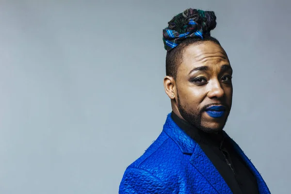 Retrato de estudio de un hombre con traje azul y labios azules. Mirando la cámara — Foto de Stock