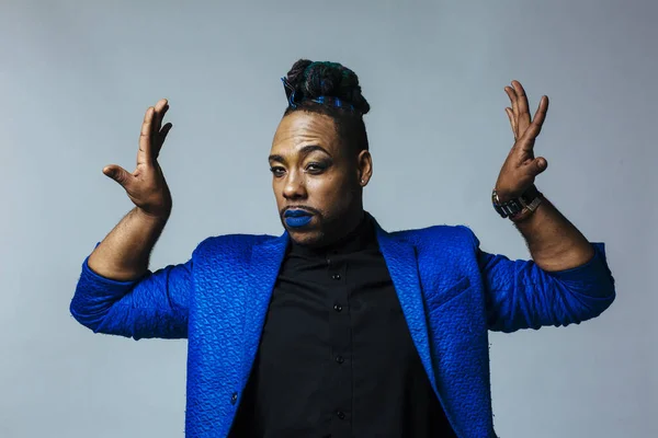 Retrato de estudio de un hombre con traje azul y labios azules. Meditativo — Foto de Stock