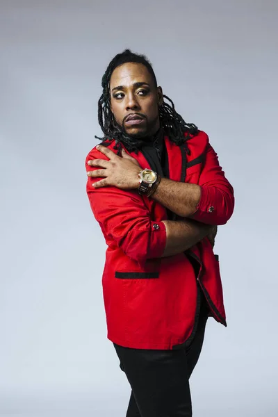 Retrato de primer plano de un hombre con un traje de chaqueta roja y rastas — Foto de Stock