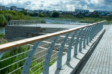 Doku, arka plan. Limanda Melekeska Nehri'nin kaldırımda