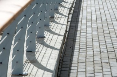 Doku, arka plan. Limanda Melekeska Nehri'nin kaldırımda