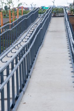 Doku, arka plan. Limanda Melekeska Nehri'nin kaldırımda