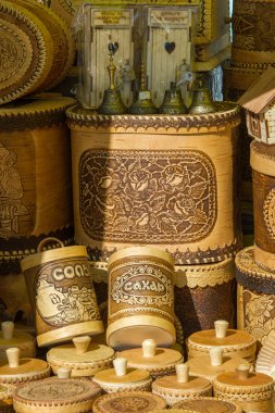 doku, arka plan. Huş kabuğu yapılan el sanatları. Ürün üzerinde bulunmakta: bal, şeker, un, tuz, çay, kahve. Kuzey Amerika kağıt kullanılan birch, Betula papyrifera, geçirimsiz kabuğu,