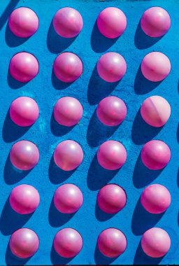 Atraktsion fuarda balonlarla. parlak renkli kauçuk sac havayla şişirilmiş ve bir çocuk oyuncak ya da bir dekorasyon kullanılan boyun, mühürlü.