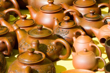 çanak çömlek. Tencere, yemekler ve diğer makaleler pişmiş toprak veya toprak yapılan. Çanak çömlek geniş toprak, porselen ve taş bölünmüş.