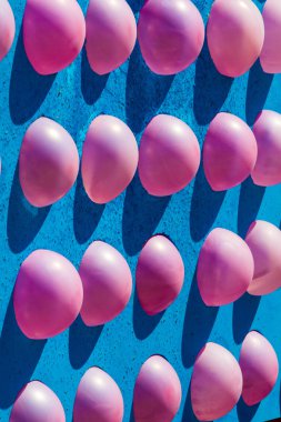 Atraktsion fuarda balonlarla. parlak renkli kauçuk sac havayla şişirilmiş ve bir çocuk oyuncak ya da bir dekorasyon kullanılan boyun, mühürlü.