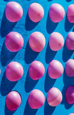 Atraktsion fuarda balonlarla. parlak renkli kauçuk sac havayla şişirilmiş ve bir çocuk oyuncak ya da bir dekorasyon kullanılan boyun, mühürlü.