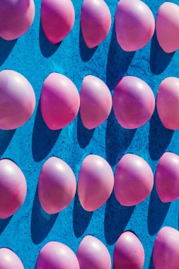 Atraktsion fuarda balonlarla. parlak renkli kauçuk 