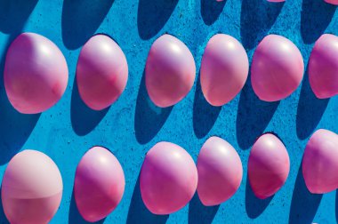 Atraktsion fuarda balonlarla. parlak renkli kauçuk sac havayla şişirilmiş ve bir çocuk oyuncak ya da bir dekorasyon kullanılan boyun, mühürlü.